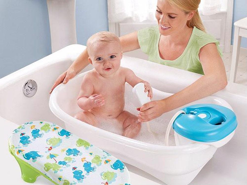 Tắm rửa cho bé sơ sinh cần dụng cụ chuyên biệt