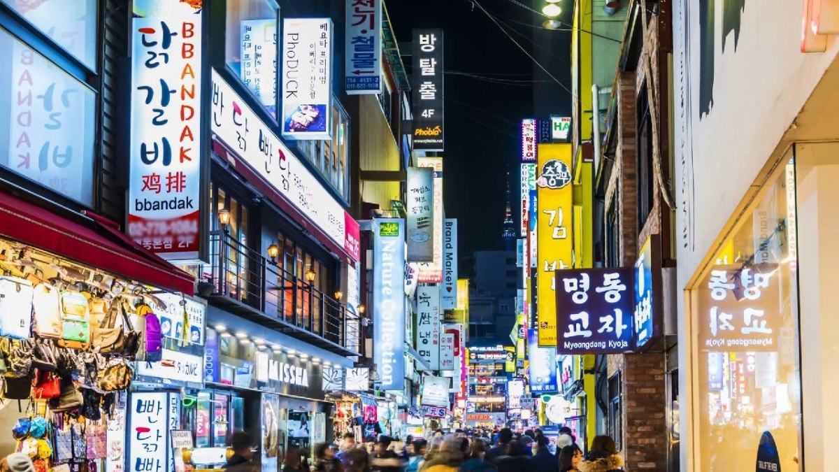Tại chợ Myeongdong, bạn có thể thoải mái mua sắm và thưởng thức các món ăn truyền thống Hàn Quốc hấp dẫn