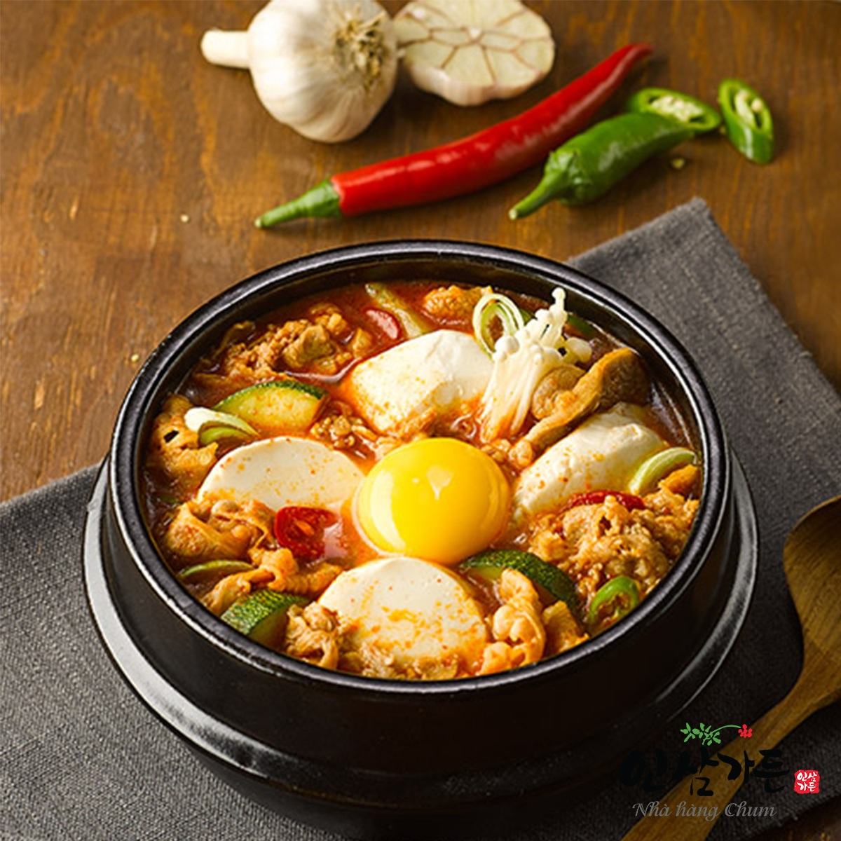 Súp đậu phụ kho là một món ăn phổ biến vào mùa lạnh ở Hàn Quốc, được xem là một món ăn làm ấm người vô cùng hiệu quả