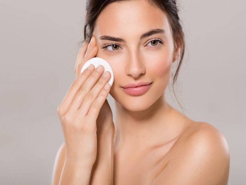 Tẩy trang Ɩà bước đầu tiên trong liệu trình chăm sóc da mặt chuyên sâu