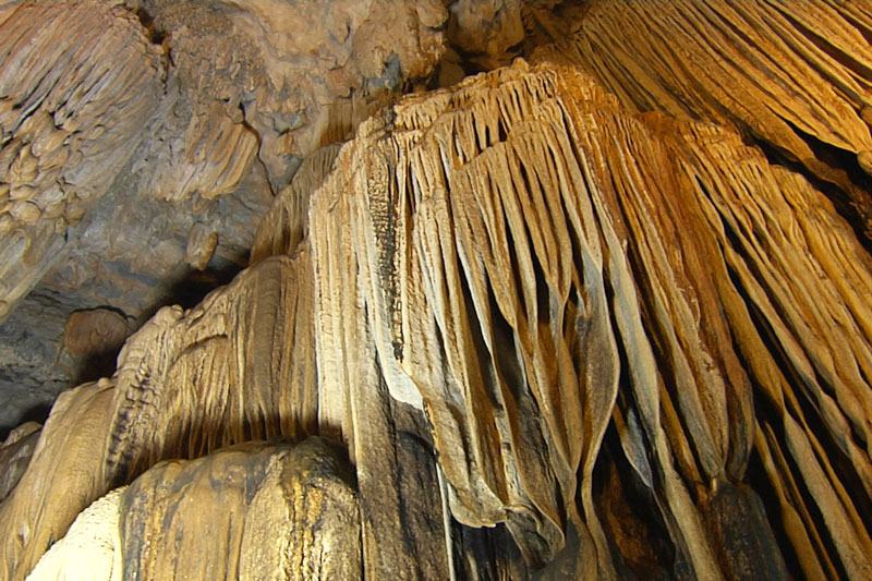 Ngũ động gồm 5 hang động, nằm sâu trong hẻm núi bản Ôn
