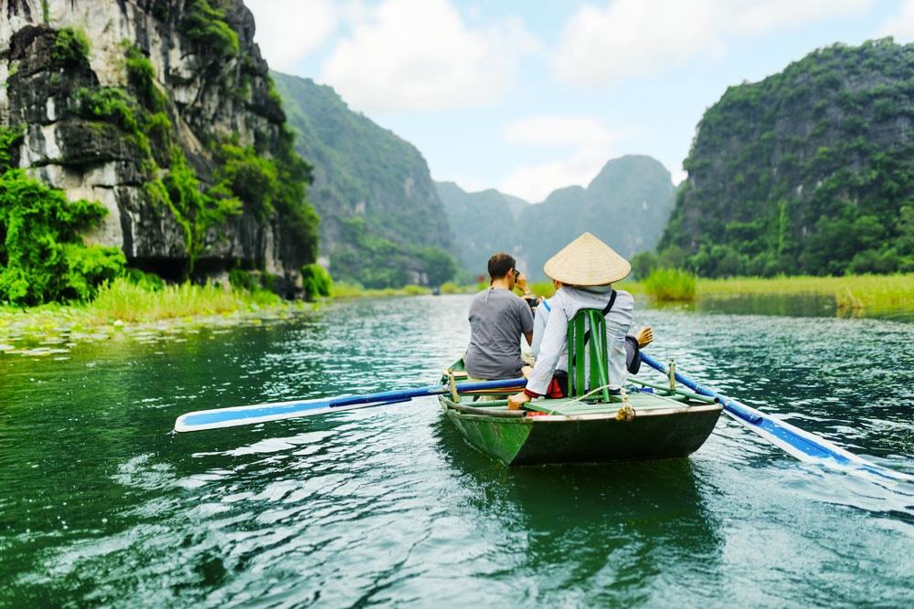 Đi thuyền thưởng thức thiên nhiên tại Thung Nham, Ninh Bình