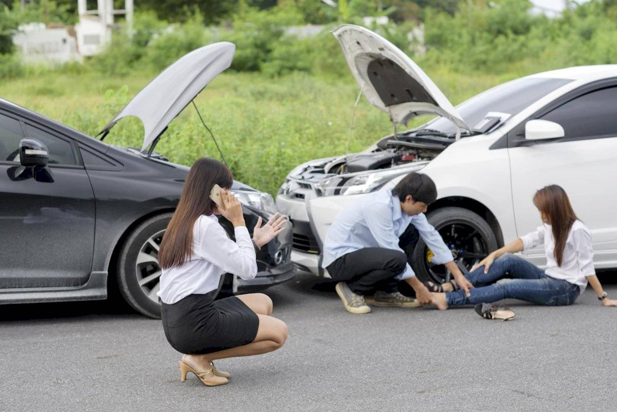 Nên bình tĩnh xử lý khi xảy ra tai nạn ô tô