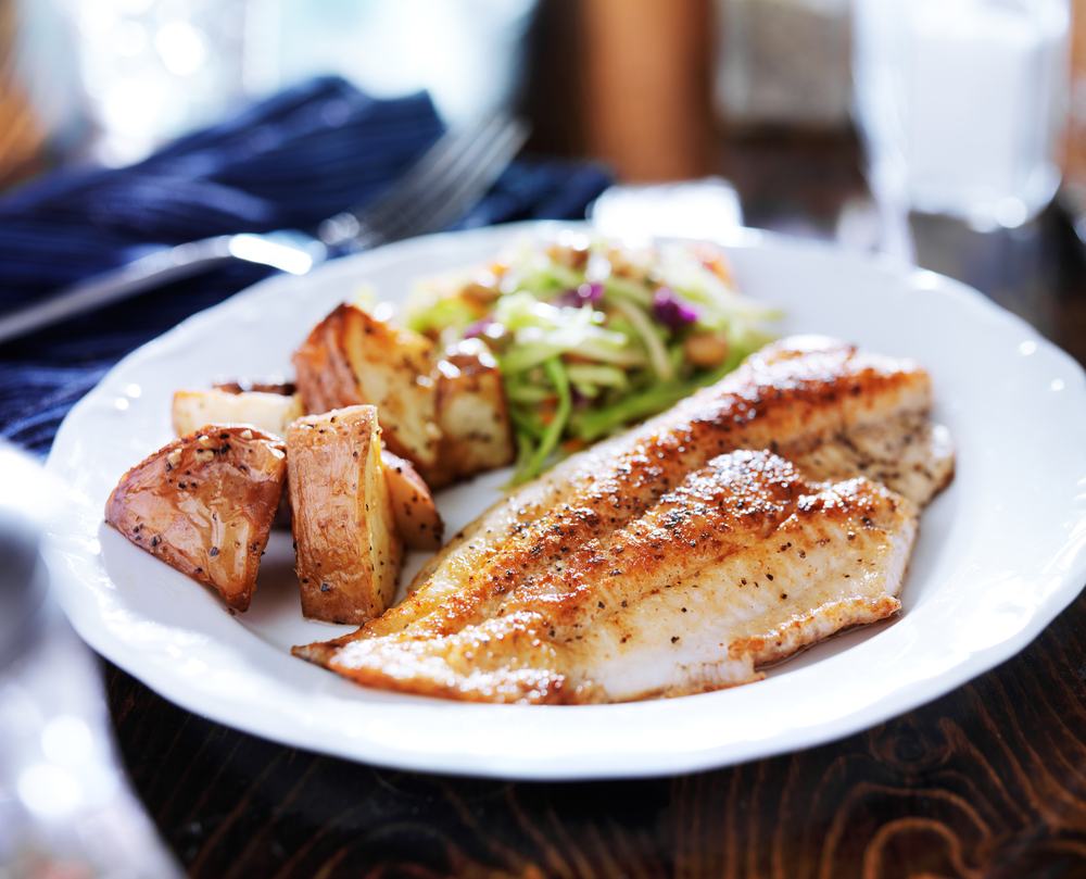 Một số loại cá như cá hồi, cá thu chứa nhiều chất axit béo sắt và omega-3