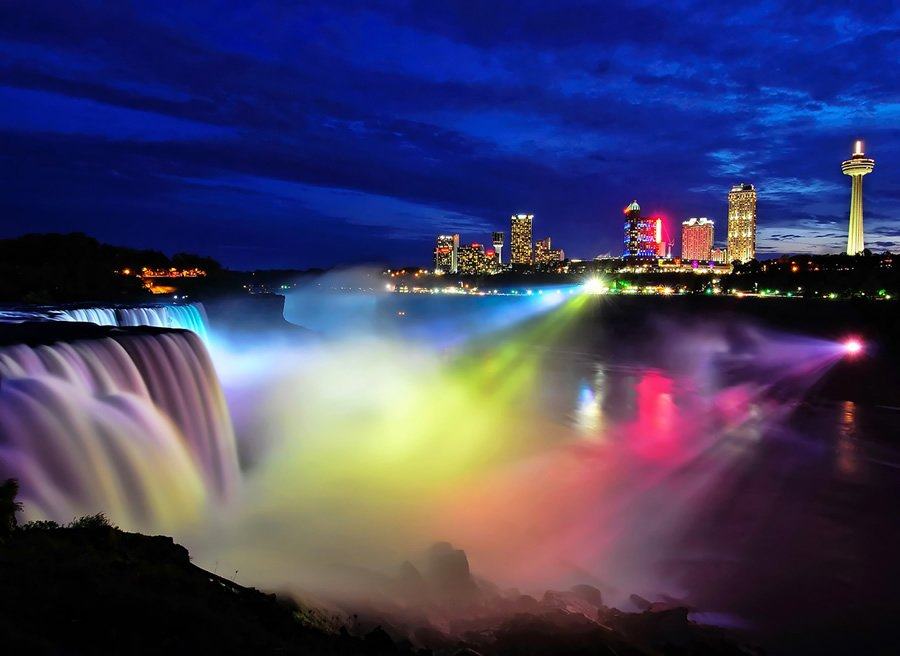 Thác Niagara rực sáng vào buổi tối