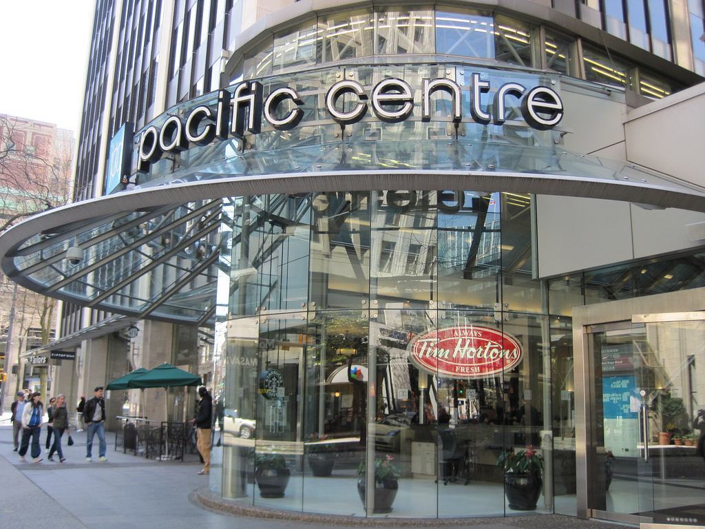 Pacific Centre - Khu trung tâm thương mại nổi tiếng tại Vancouver