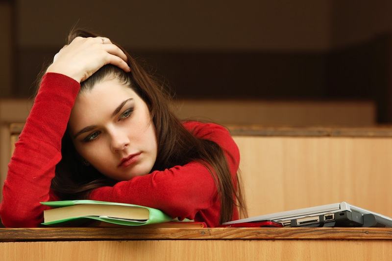 Những thay đổi về môi trường sống hay các áp lực căng thẳng gặp phải khi rời xa gia đình có thể dẫn đến hội chứng trầm cảm ở sinh viên