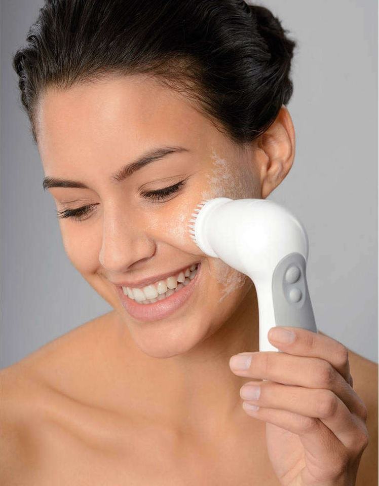 Máy rửa mặt làm sạch da, giúp da sẵn sàng hấp thu dưỡng chất của các bước chăm sóc tiếp theo.