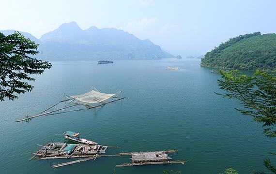 Thung Nai được ví như "vịnh Hạ Long" trên cạn với mặt nước xanh