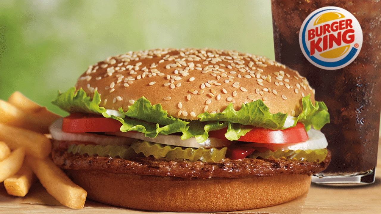 Chiếc bánh Hamburger Whopper trứ danh tại quán Burger King