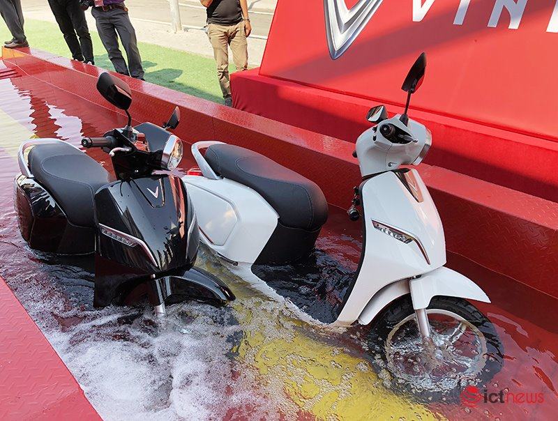 Xe máy điện VinFast khoe khả năng lội nước hơn nửa mét