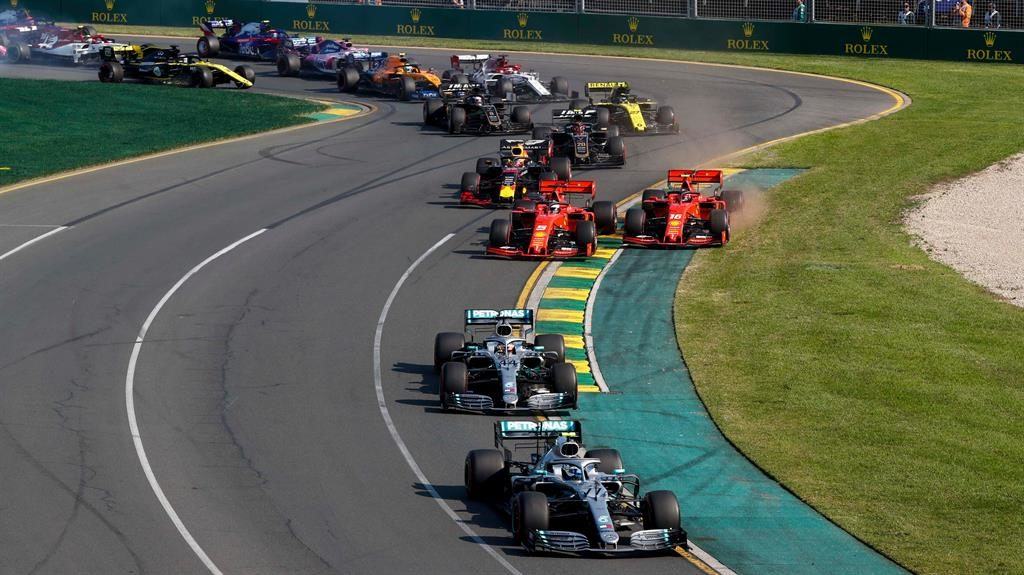 Hai chiếc Mercedes-AMG F1 M10 và Mercedes-AMG F1 W10 EQ của cặp đôi Bottas - Hamilton trên đường đua về đích