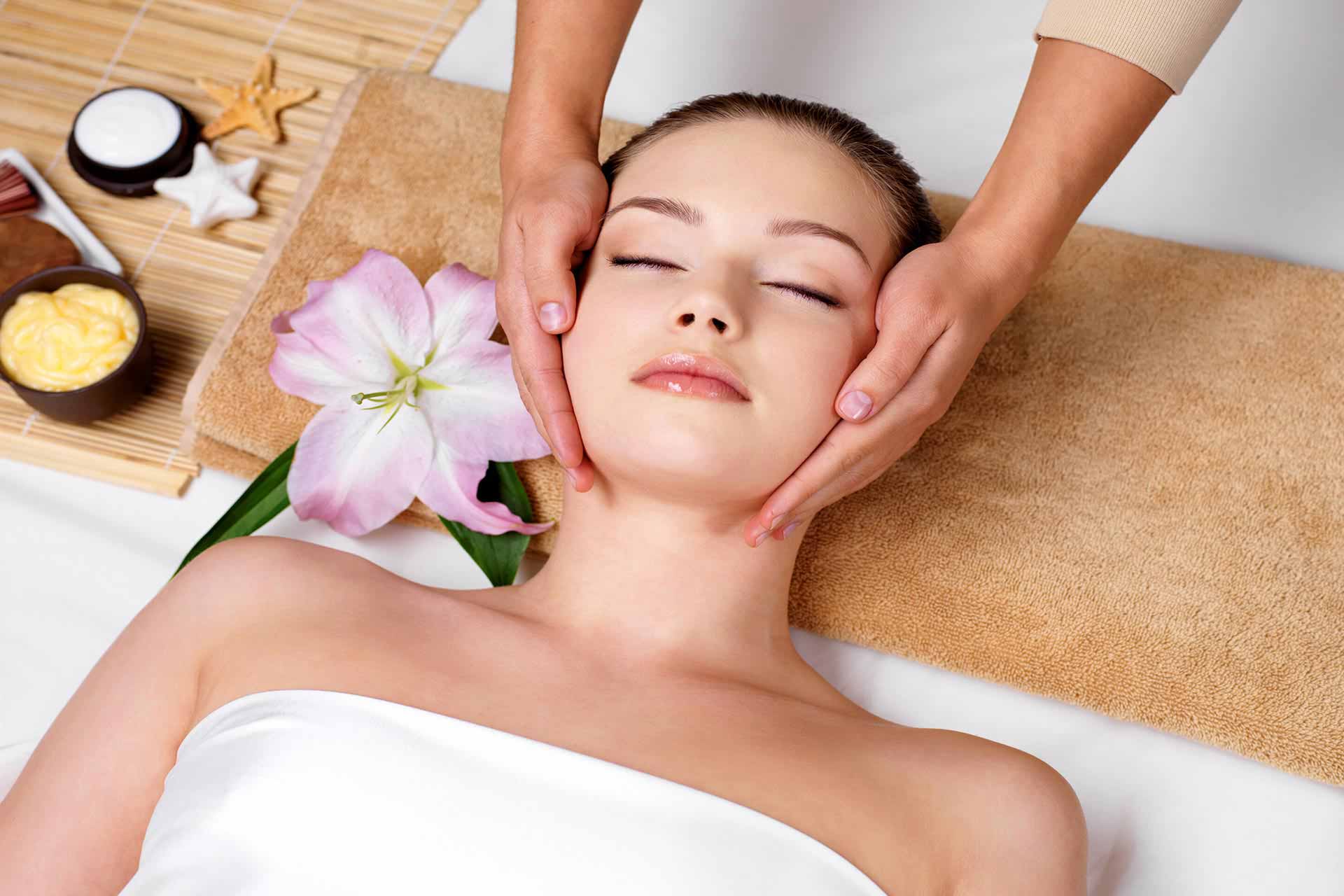 Thủy Nguyễn Spa sẽ giúp bạn thư giãn hoàn toàn bằng các liệu pháp massage da mặt chuyên nghiệp nhất