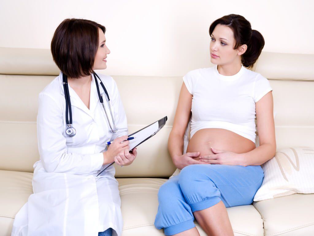 Bác sĩ tư vấn kết quả sàng lọc trước sinh cho mẹ bầu