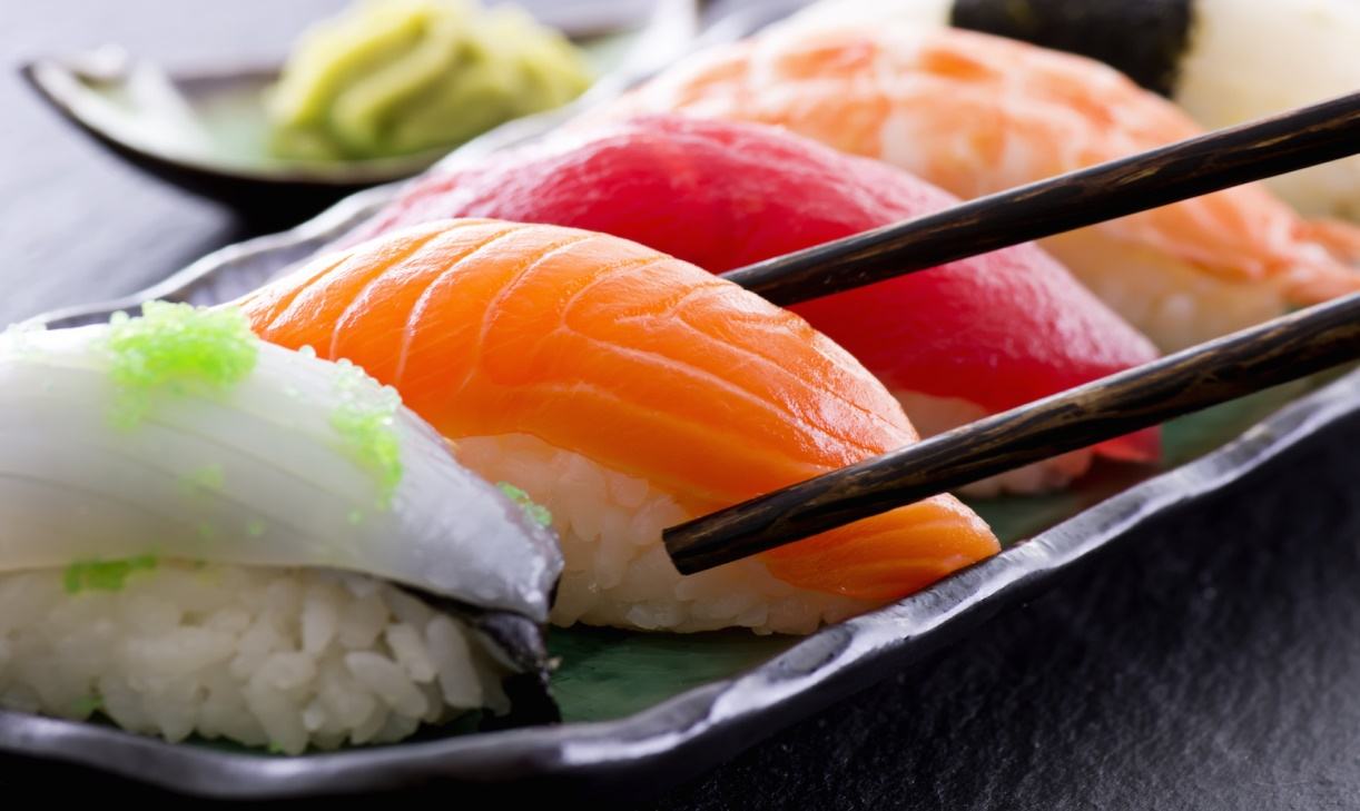Sushi được làm từ cá hồi và nhiều loại thực phẩm tươi sống, bổ dưỡng