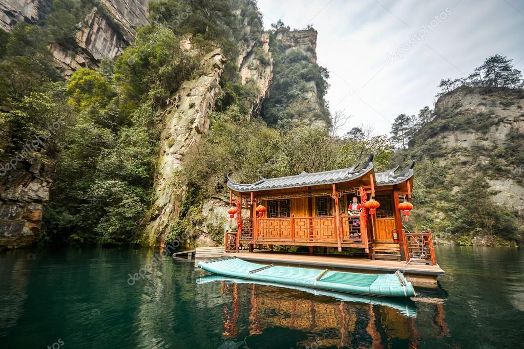 Đến hồ Bảo Phong rồi thì bắt buộc phải đi thuyền ngắm hồ 