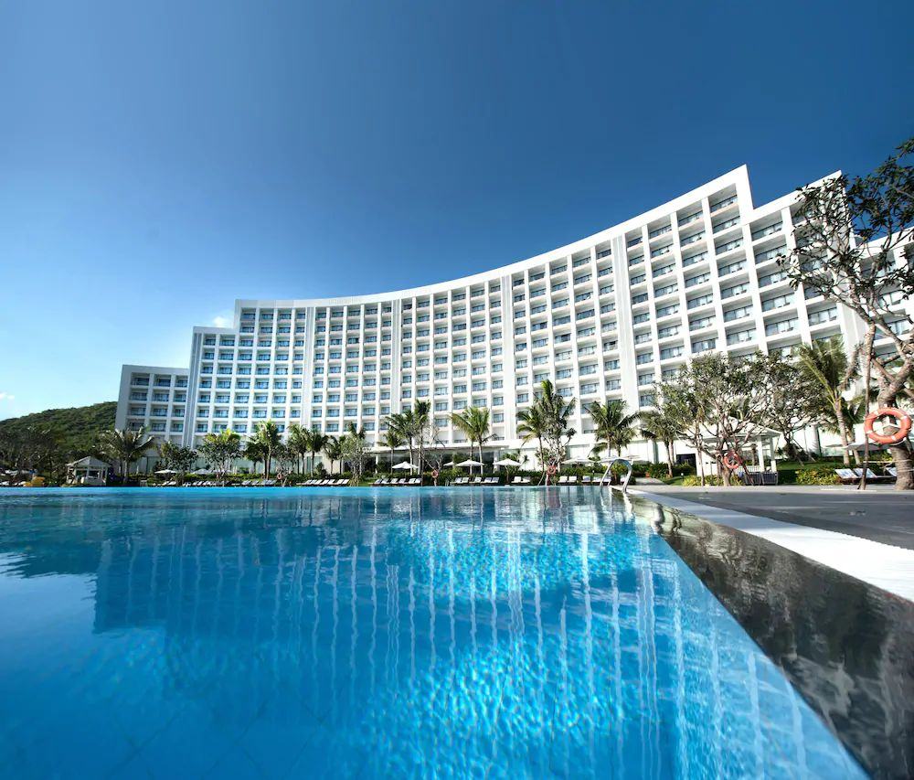 Hồ bơi ngoài trời tại khu Vinpearl Resort & Spa Nha Trang Bay