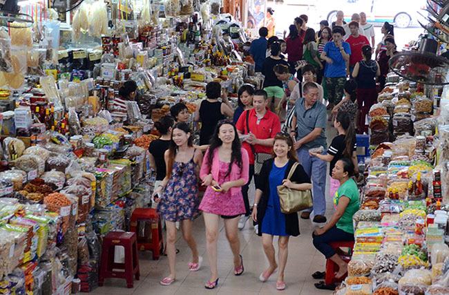 Để có kinh nghiệm mua quà ở Đà Nẵng, du khách nên mua sắm ở các khu chợ ở trung tâm thành phố