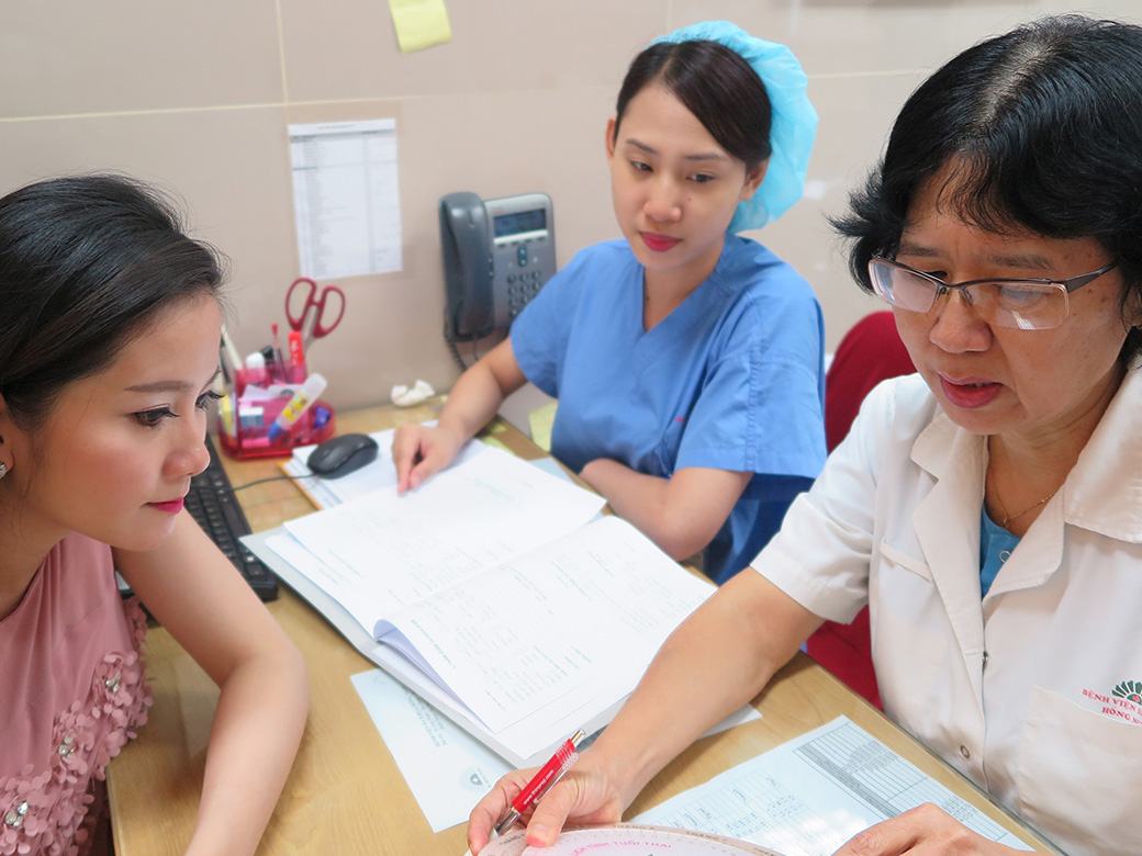 Bác sĩ tư vấn kỹ quy trình sinh đẻ ở bệnh viện Hồng Ngọc
