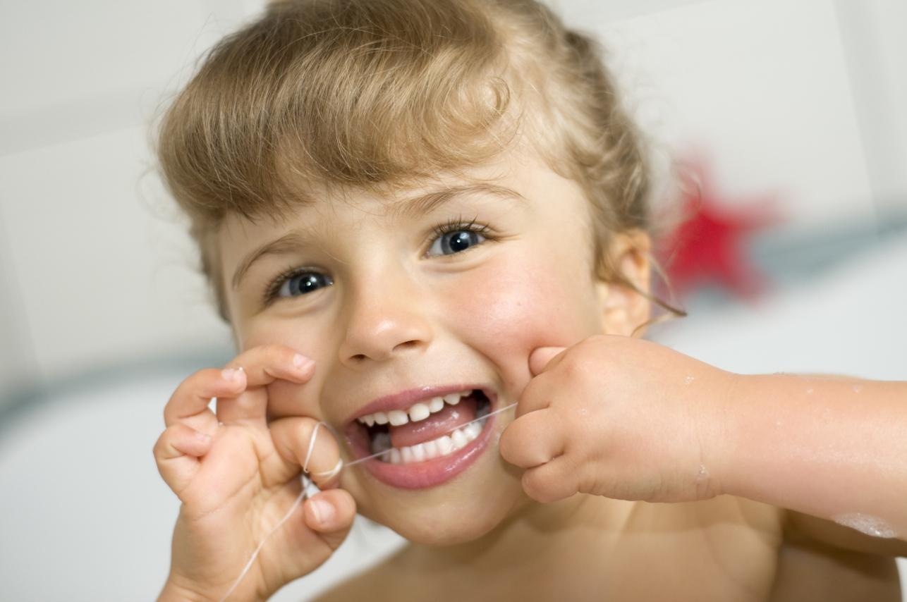 Tập thói quen đánh răng, dùng chỉ nha khoa mỗi ngày cho bé