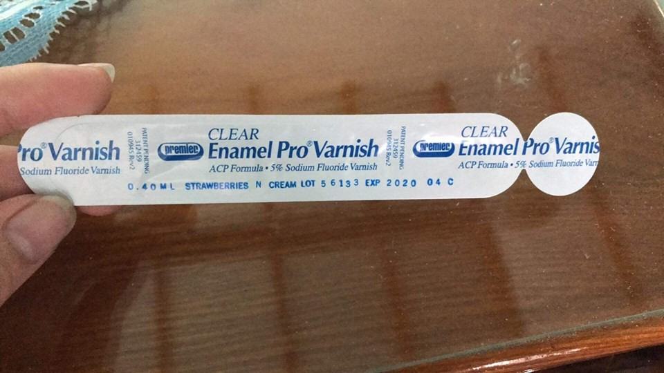Phủ thuốc chống sâu răng Varnish Flour lên bề mặt răng bé 