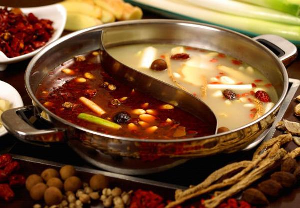 Trong menu buffet lẩu Hà Nội không thể thiếu món lẩu Tứ Xuyên với vị cay đặc trưng. (Nguồn: hotpotstory.vn)