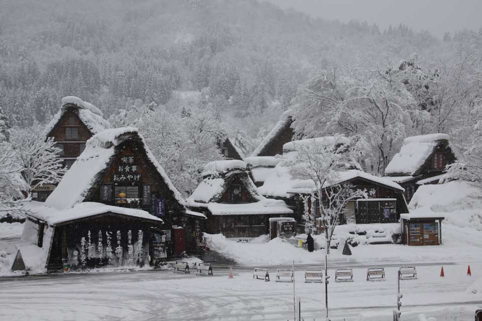 Ngôi làng cổ Shirakawa đẹp tuyệt trong tuyết trắng