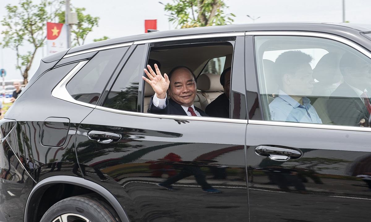 Thủ tướng Nguyễn Xuân Phúc trải nghiệm ô tô VinFast do đích thân tỷ phú Phạm Nhật Vượng cầm lái
