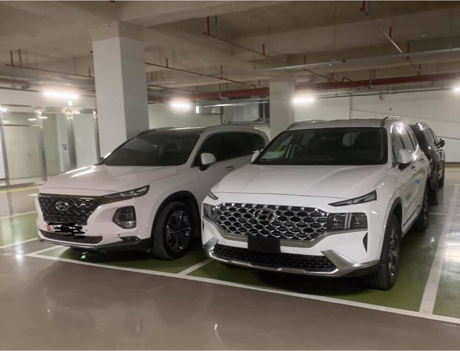 Hyundai SantaFe 2022 xuất hiện trong một bãi đỗ xe tại Việt Nam, bên cạnh phiên bản cũ