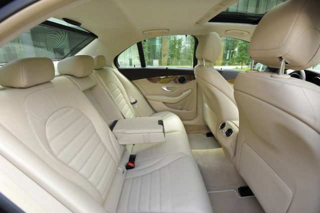 Chiêm ngưỡng vẻ đẹp sang trọng và hiện đại của nội thất Mercedes C200 - Blog Xe Hơi Carmudi
