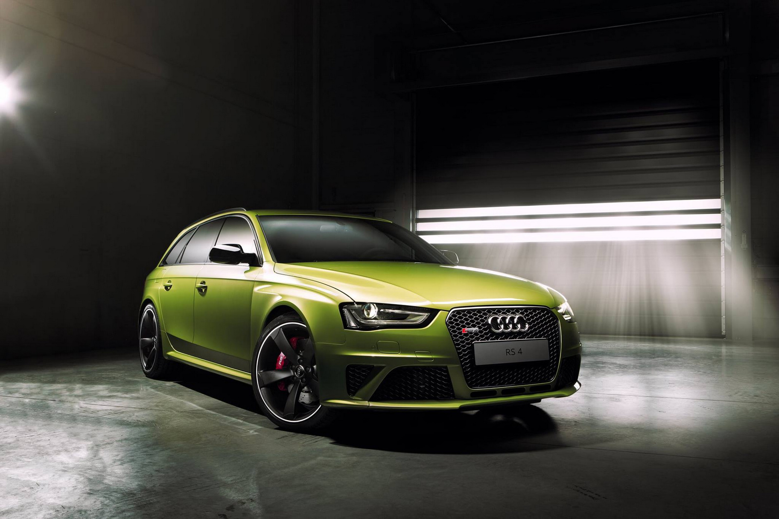 Audi giới thiệu xe thể thao RS4 Avant với động cơ V8 4.2L hút khí tự nhiên, công suất 444 mã lực