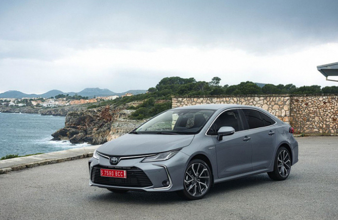 Toyota Corolla Altis 2020: Giá lăn bánh, thông số & khuyến mãi