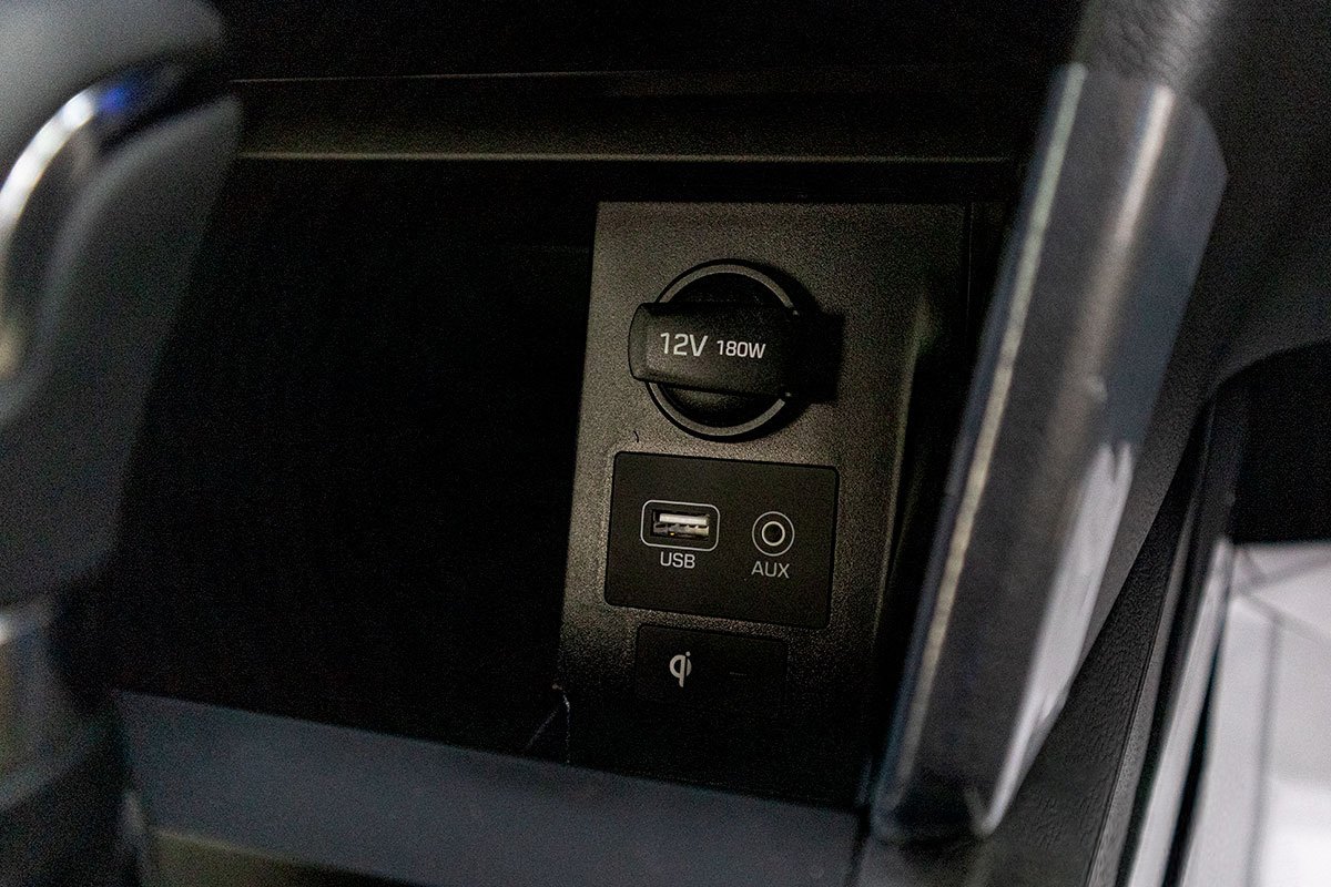 Đánh giá xe Hyundai Elantra 2020: cổng sạc USB.