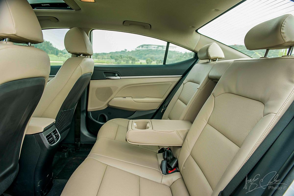 Đánh giá xe Hyundai Elantra 2020: ghế ngồi phía sau.