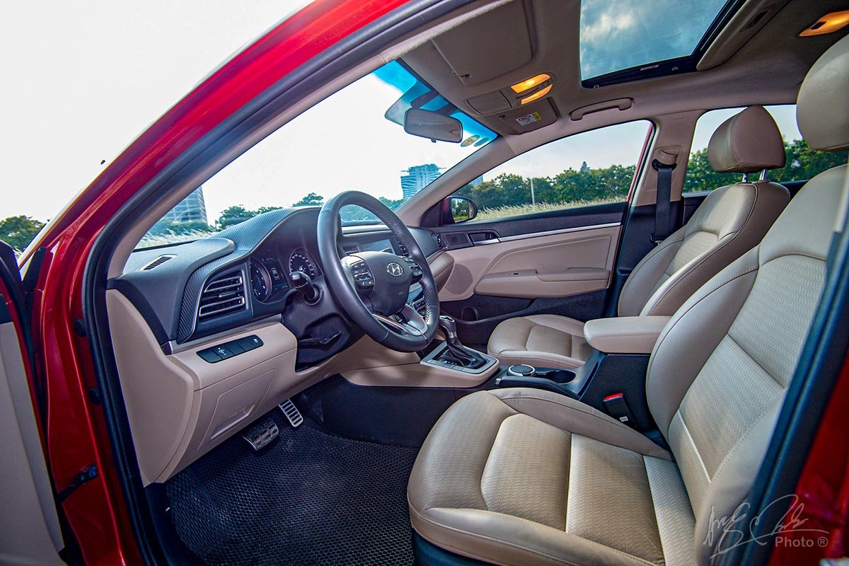 Đánh giá xe Hyundai Elantra 2020: ghế ngồi phía trước.