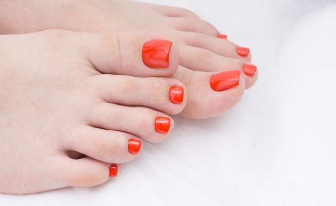 Các kiểu móng nail chân với tông màu cam đẹp mắt - Baotrithuc.vn