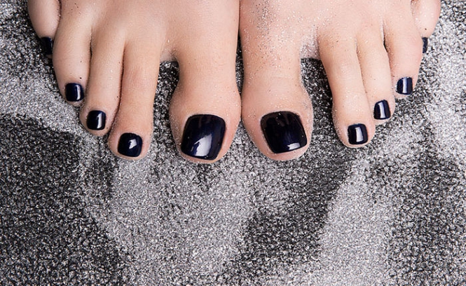 Các kiểu móng nail chân với tông màu đen đẹp mắt - Baotrithuc.vn
