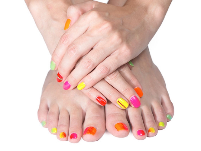 Các kiểu móng nail chân với tông màu sắc nổi bật - Baotrithuc.vn