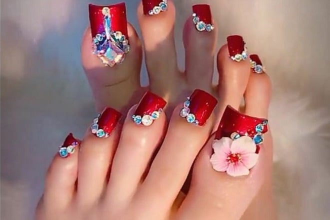nail chân sơn đỏ đính đá và hoa - Baotrithuc.vn
