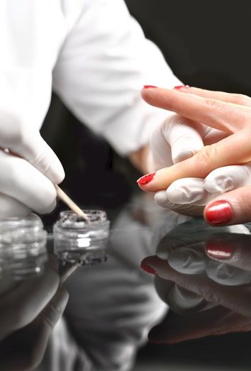 Những cách chăm sóc móng tay tại nhà đúng chuẩn salon mà các bạn nên biết