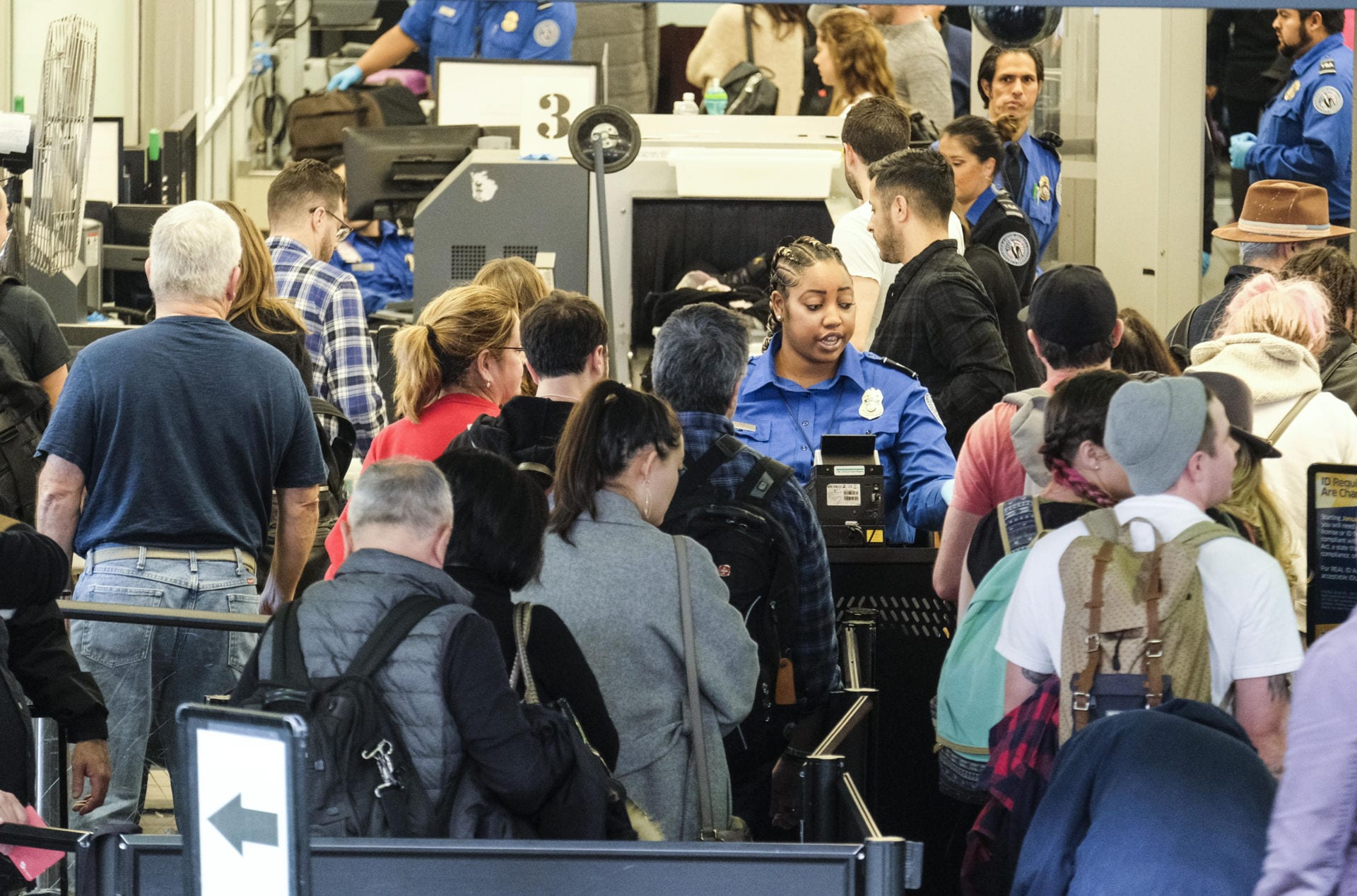 Hình ảnh người định cư vào Mỹ qua cửa khẩu phi trường LAX California sau khi chính sách nhập cư mới của Mỹ 2020 được ban hành