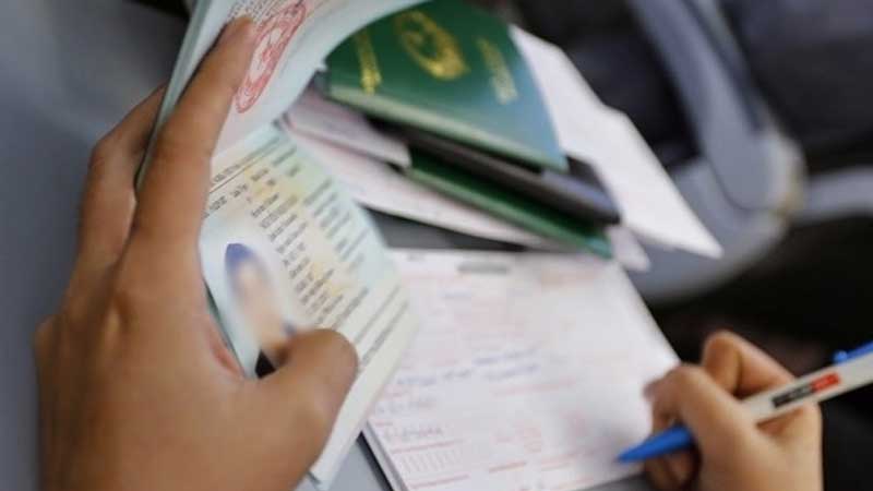Hình ảnh một người đang điền thông tin cấp lại hộ chiếu vì hết trang trong sổ