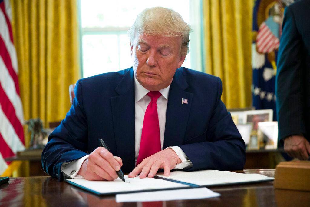 Tổng thống Trump ký lệnh ngừng cấp thẻ xanh trước khi dự họp báo hàng ngày tại Tòa Bạch Ốc về tình hình dịch Covid-19 ở Mỹ ngày 22/4/2020.