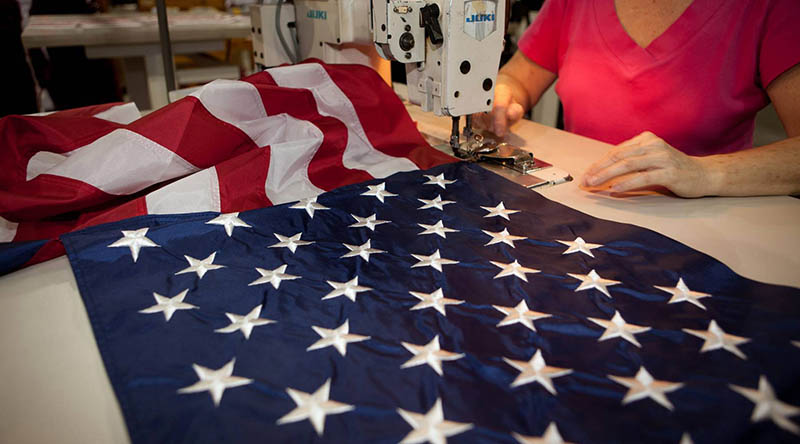 Hình ảnh người phụ nữ đang làm lá cờ Mỹ