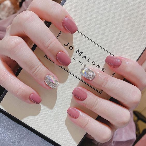 Mẫu nail màu nail đẹp tôn da hồng pastel đính đá