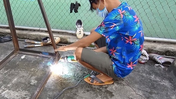 Thợ hàn không có đồ bảo hộ lao động như kính hàn gây đau mắt - Dichvuhay.vn