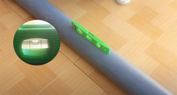 Dùng thước thủy để đo độ cân bằng của ống nối khi đặt trên mặt phẳng - Dichvuhay.vn