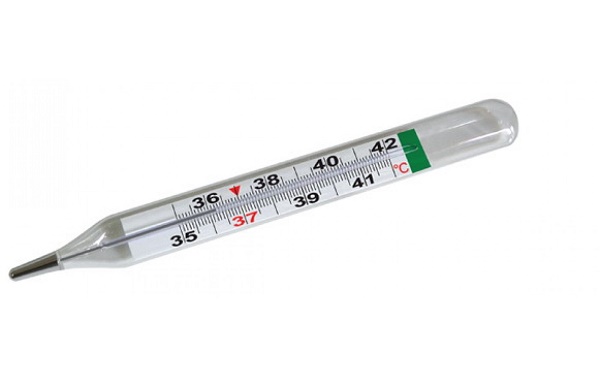 Đưa đầu đo nhiệt độ của nhiệt kế thủy ngân vào nước cần đo - Dichvuhay.vn