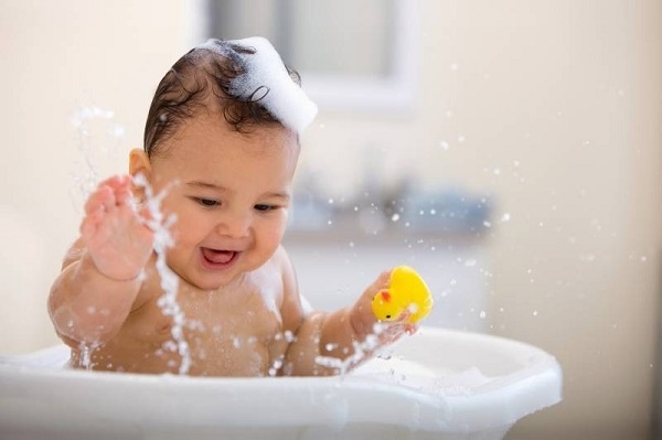 Đo nhiệt độ của nước giúp bé có thể thỏa thích tắm, vui đùa - Dichvuhay.vn