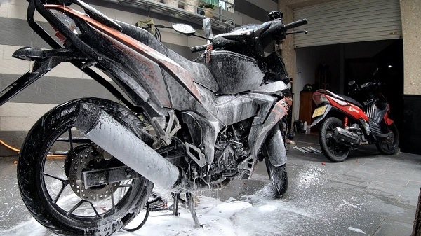Rửa xe máy bằng dung dịch bọt tuyết - Dichvuhay.vn